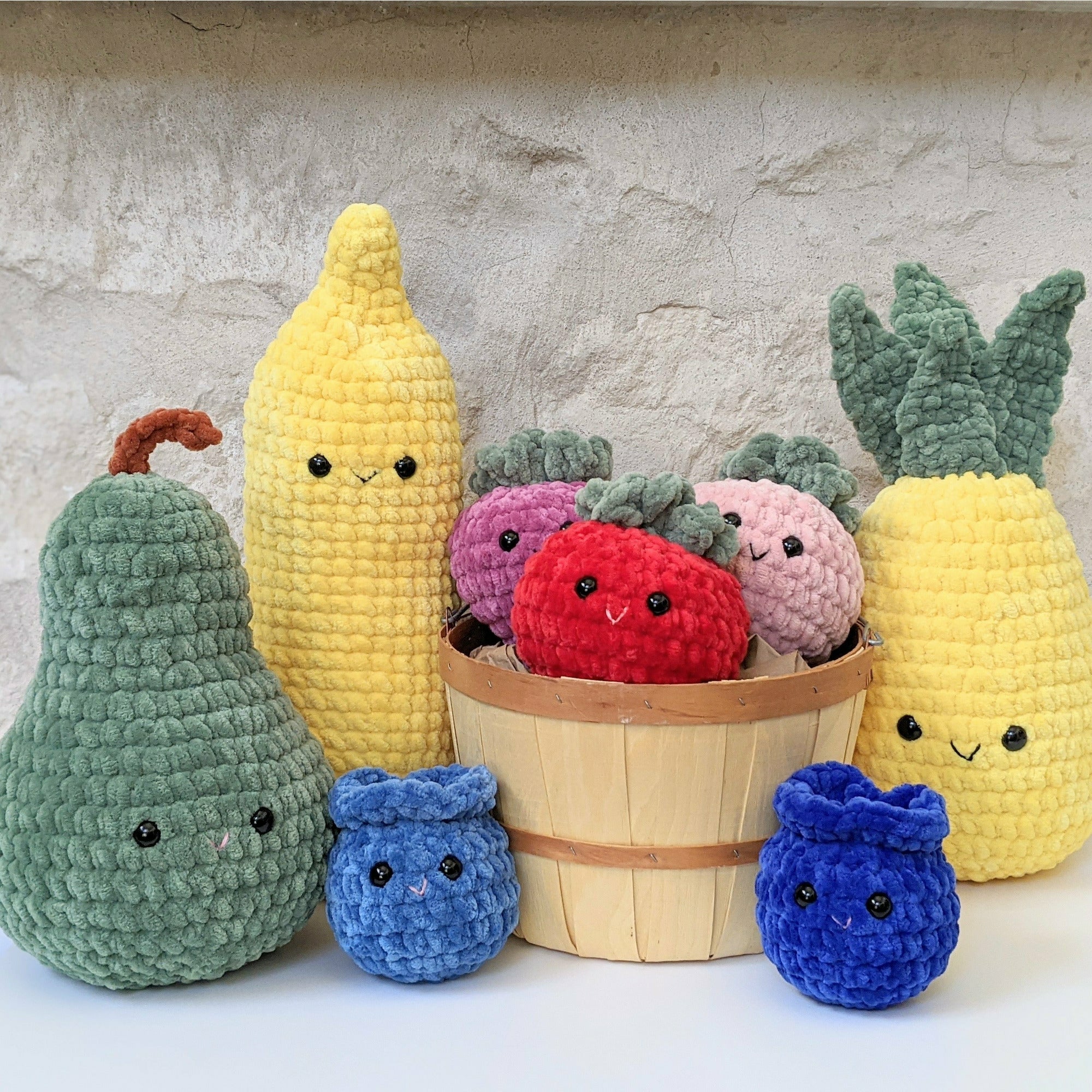 crochet pineapple planter CROCHET PATTERN: Crochet Pineapple and Pear Pillow Plushes, Amiguru
